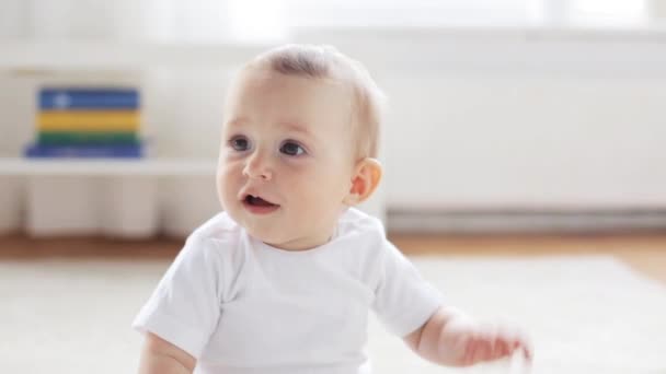 Glad liten baby sitter i vardagsrummet vid hem 12 — Stockvideo