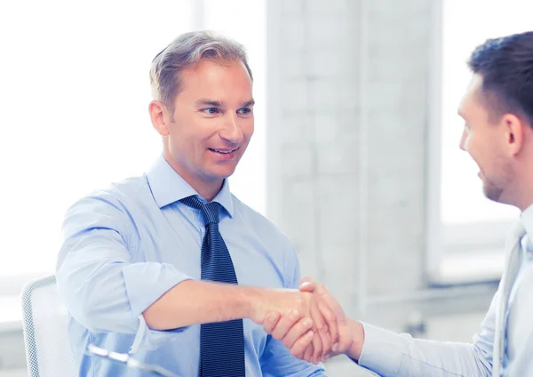 Unternehmer beim Händeschütteln im Amt — Stockfoto