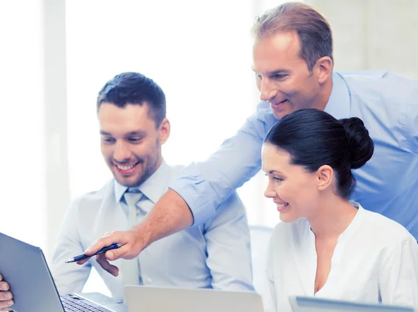 Gruppo di persone che lavorano nel call center — Foto Stock