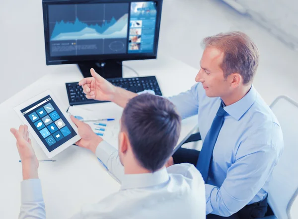 Geschäftsleute Tablet-PC mit Anwendungen im Büro — Stockfoto