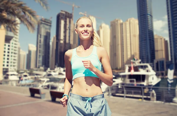 Mulher correndo ou correndo sobre dubai cidade rua — Fotografia de Stock