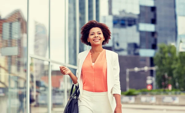 Boldog fiatal afro-amerikai üzletasszony városban — Stock Fotó