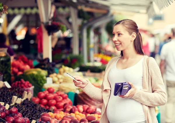 Mujer embarazada con tarjeta de crédito en el mercado callejero — Foto de Stock