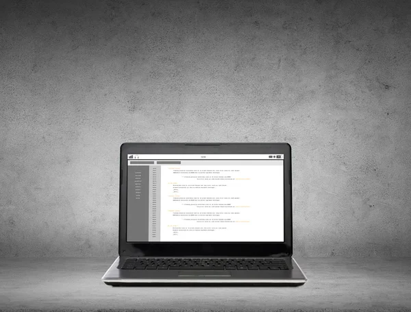 Ordenador portátil con codificación en pantalla — Foto de Stock