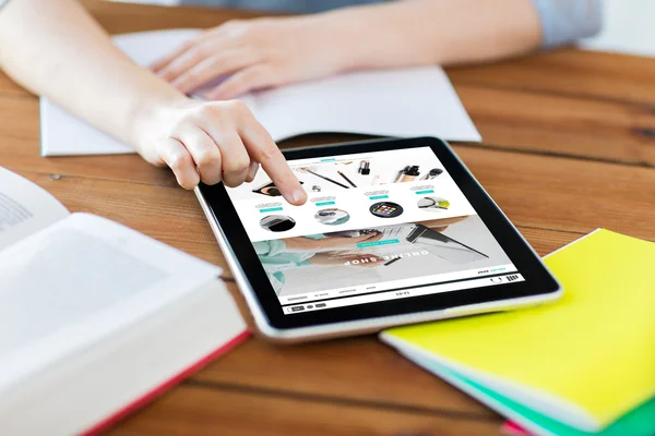 Nahaufnahme eines Schülers mit Tablet-PC und Notebook — Stockfoto