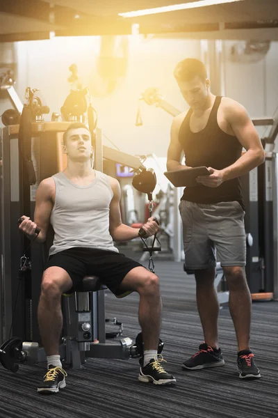 Man tränar på gym maskin — Stockfoto