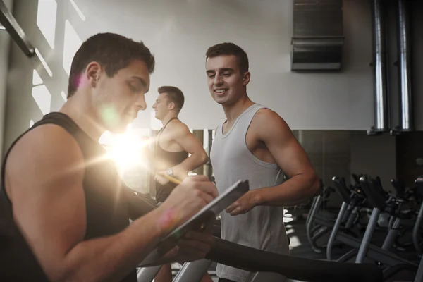 Män som tränar på löpband i gym — Stockfoto