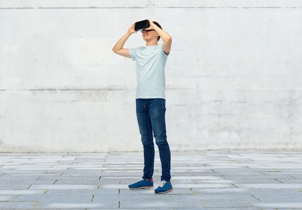 Homem feliz no fone de ouvido realidade virtual ou óculos 3d — Fotografia de Stock