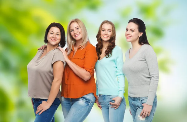 Groep blij verschillende vrouwen in casual kleding — Stockfoto