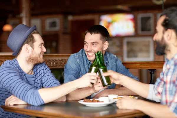 Amigos varones felices bebiendo cerveza en el bar o pub —  Fotos de Stock
