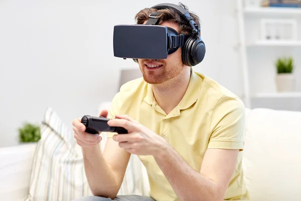 Homem em fone de ouvido realidade virtual com controlador — Fotografia de Stock