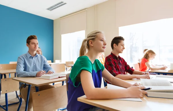 Schülergruppe mit Büchern in der Schulstunde — Stockfoto