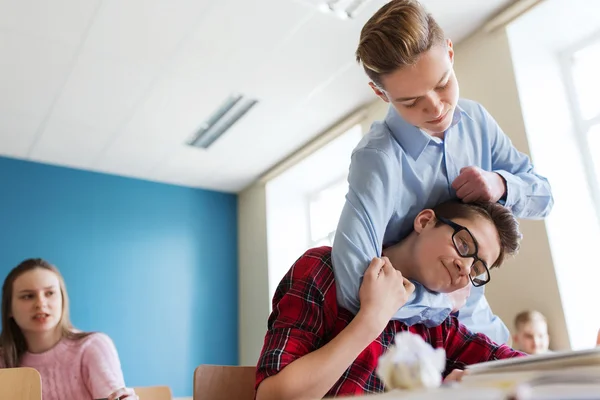 Estudiante chico sufrimiento de compañero de clase burla — Foto de Stock