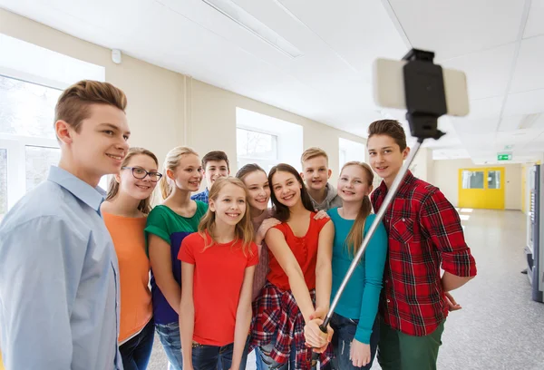 Grupo de estudantes que tomam selfie com smartphone — Fotografia de Stock