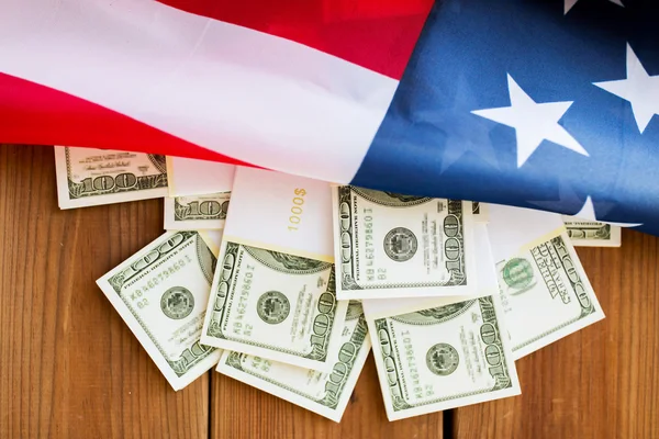 Nahaufnahme von amerikanischer Flagge und Dollargeld — Stockfoto