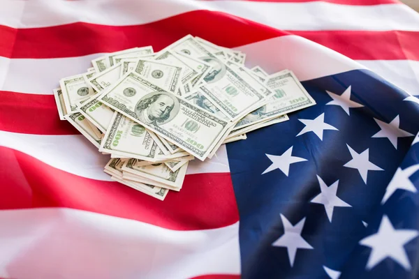 Nahaufnahme von amerikanischer Flagge und Dollargeld — Stockfoto