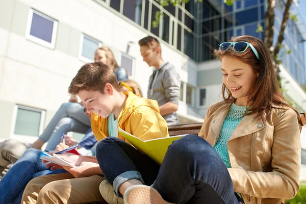 Skupina studentů s notebookem na školním dvoře — Stock fotografie