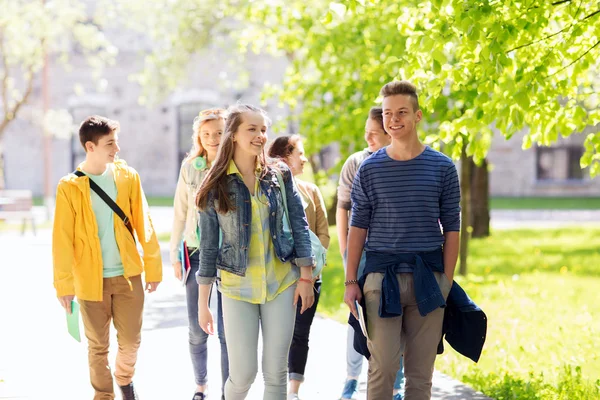 Gruppo di studenti adolescenti felici che camminano all'aperto — Foto Stock