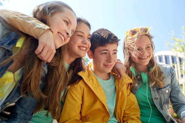 Gelukkig teenage studenten of vrienden buiten — Stockfoto