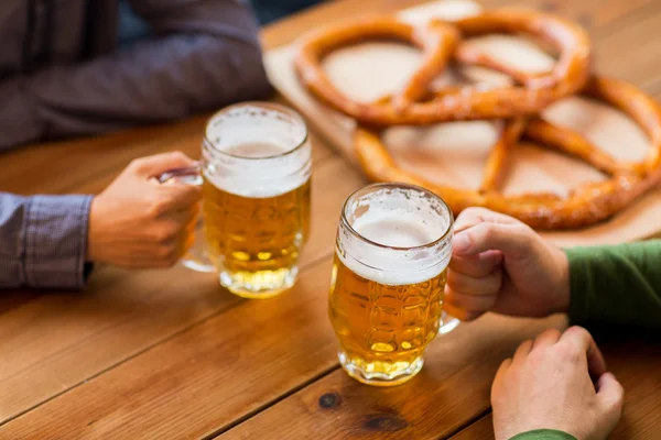 Zblízka rukou s pivní korbele na bar či hospodu — Stock fotografie
