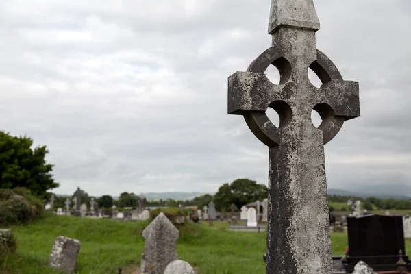 Altes Grabkreuz auf keltischem Friedhof in Irland — Stockfoto