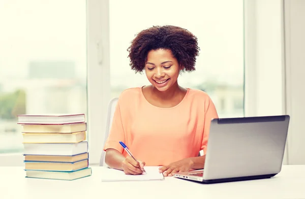 Mulher americana africana feliz com laptop em casa — Fotografia de Stock