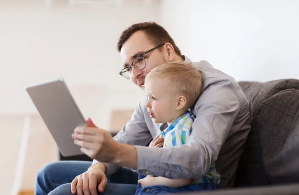 Vater und Sohn mit Tablet-PC spielen zu Hause — Stockfoto