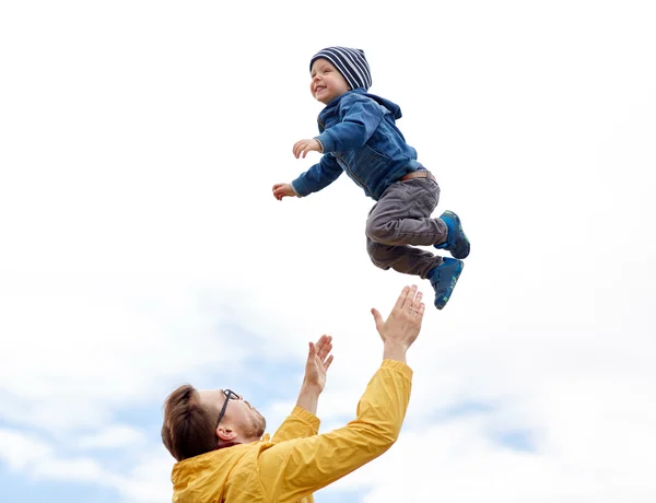 Padre con hijo jugando y divirtiéndose al aire libre — Foto de Stock