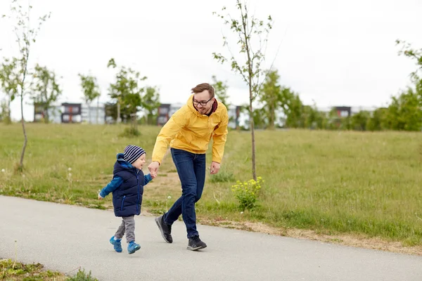 Gelukkig vader en zoontje buiten wandelen — Stockfoto