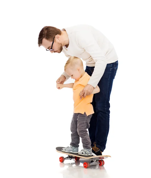 Gelukkig vader en zoontje op skateboard — Stockfoto