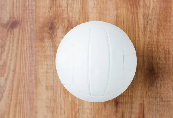 Close-up van volleybal bal op houten vloer — Stockfoto