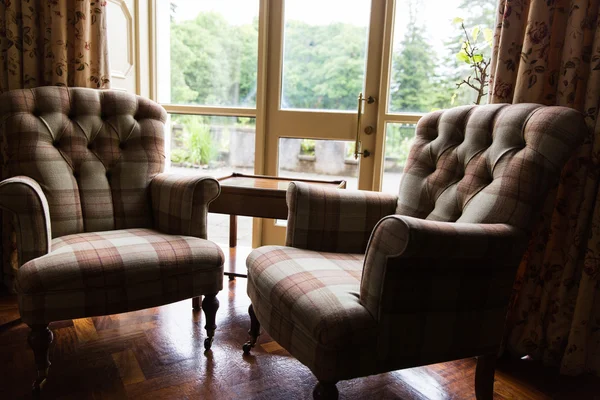 Close-up van vintage stoelen en tafel in het hotel — Stockfoto