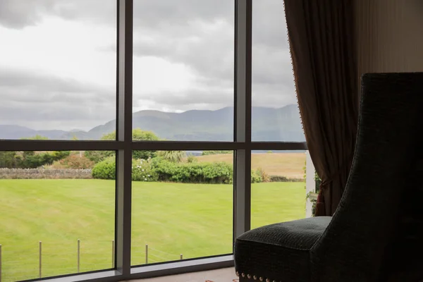 Uitzicht vanaf venster naar lanscape in country house — Stockfoto