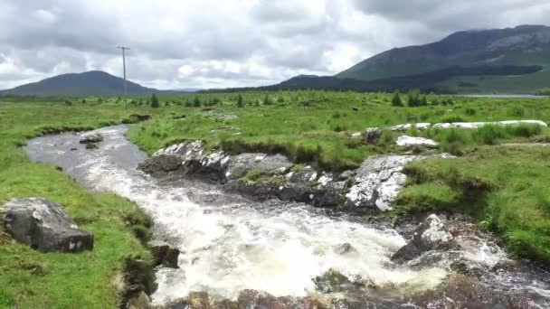 Blick auf Fluss und Hügel bei connemara in irland 35 — Stockvideo