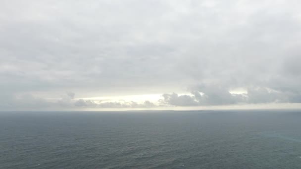 Blick auf Atlantik und wolkenverhangenen Himmel 47 — Stockvideo