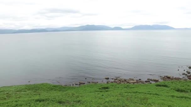 Met het oog op de Oceaan bij wild atlantic way in Ierland 70 — Stockvideo