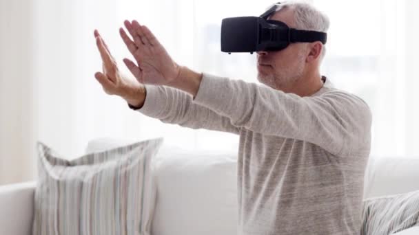 Старик в гарнитуре виртуальной реальности или 3D-очках 77 — стоковое видео