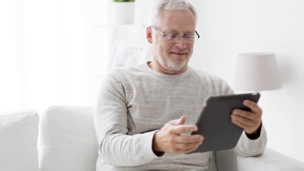 Hombre mayor con tableta PC en casa 83 — Vídeo de stock