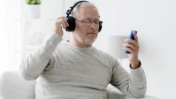 Hombre mayor feliz con teléfono inteligente y auriculares 92 — Vídeos de Stock