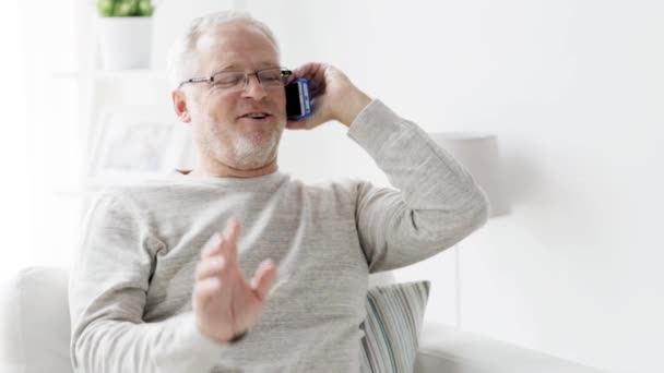 Šťastný starší muž volání na smartphone na domácí 98 — Stock video