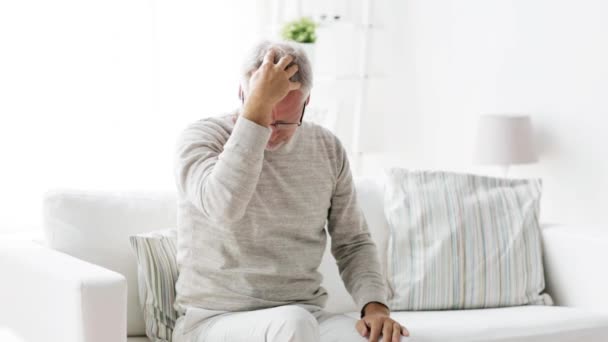 Senior mannen lider av huvudvärk på hem 106 — Stockvideo
