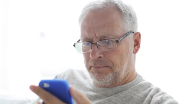 Счастливый пожилой человек звонит по смартфону на дом 130 — стоковое видео