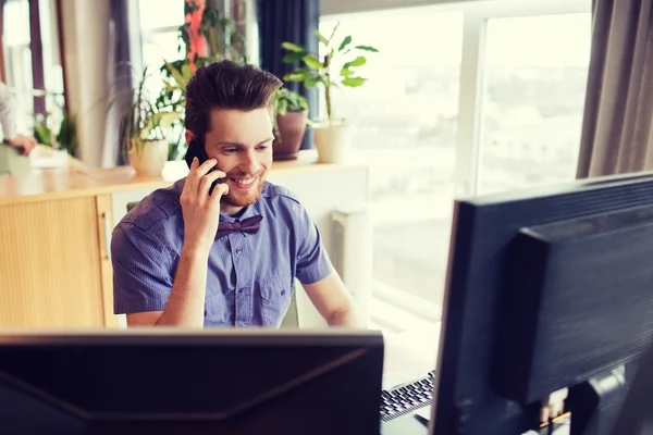 Gelukkig creatieve mannelijke werknemer opgeroepen smarphone — Stockfoto