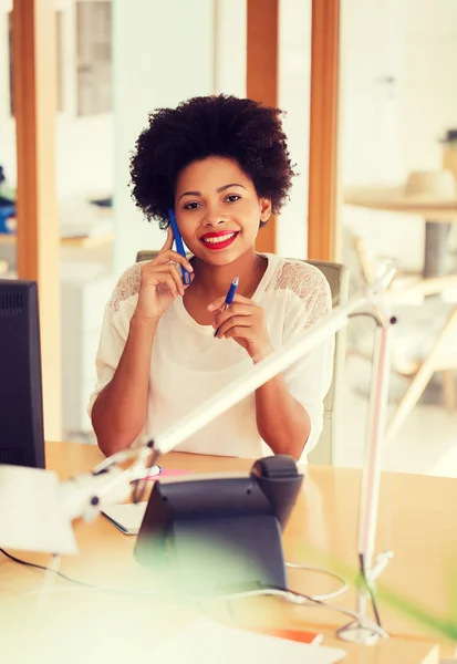 Empresária chamando no smartphone no escritório — Fotografia de Stock