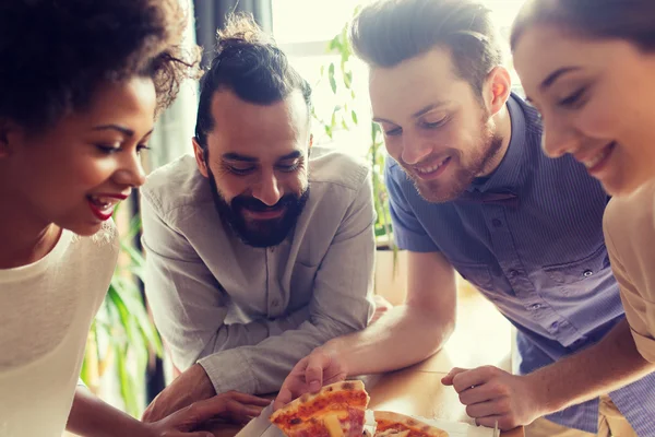 Equipe de negócios feliz comer pizza no escritório — Fotografia de Stock