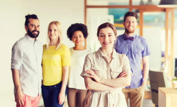 Jeune femme heureuse sur l'équipe créative au bureau — Photo