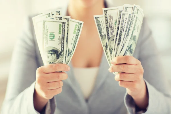 Close up de mulheres mãos segurando-nos dólar dinheiro — Fotografia de Stock