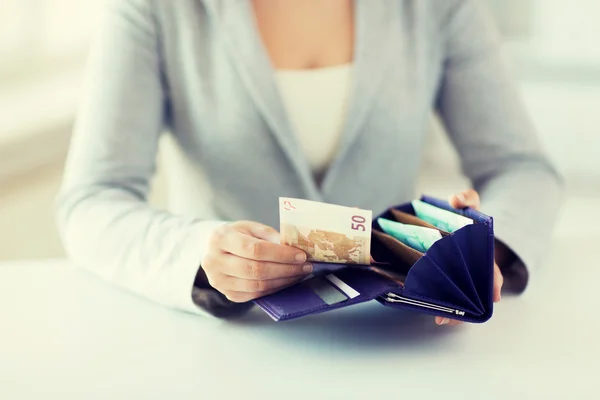 Primer plano de las manos de la mujer con billetera y dinero en euros — Foto de Stock