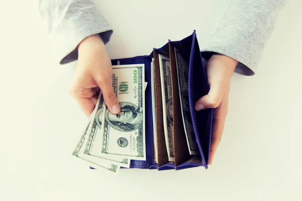 Close up of woman hands with wallet and money — Stock Photo, Image