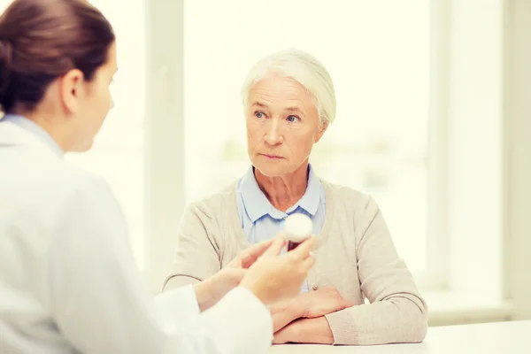 Arzt mit Medikamenten und Seniorin im Krankenhaus — Stockfoto